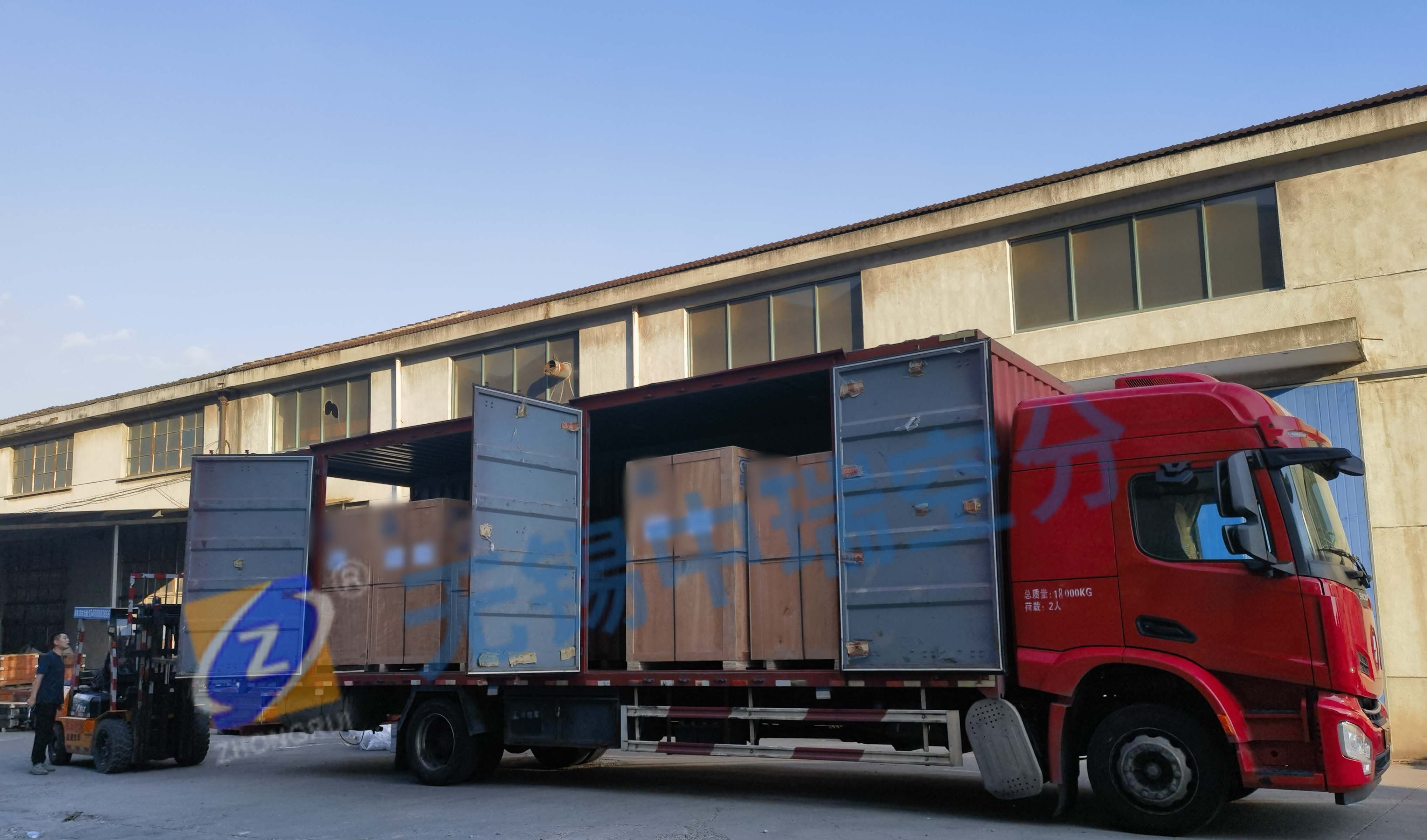 無錫中瑞制氮機持續(xù)裝柜出口中 